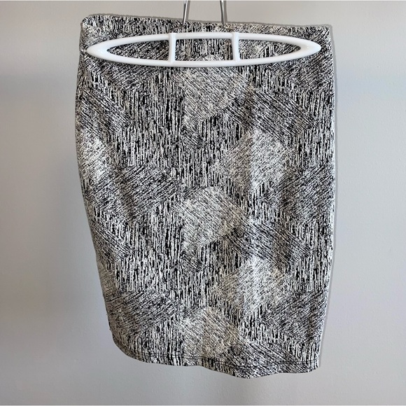 Fitted high-waisted skirt 
Editorial (LUSH) 
#fittedskirt #lush - Picture 2 of 2